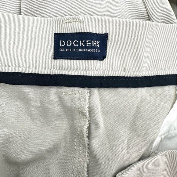 Dockers Big & Tall Classic Fit Pleated Easy Khakis Size 44x30 - Picture 3 of 7